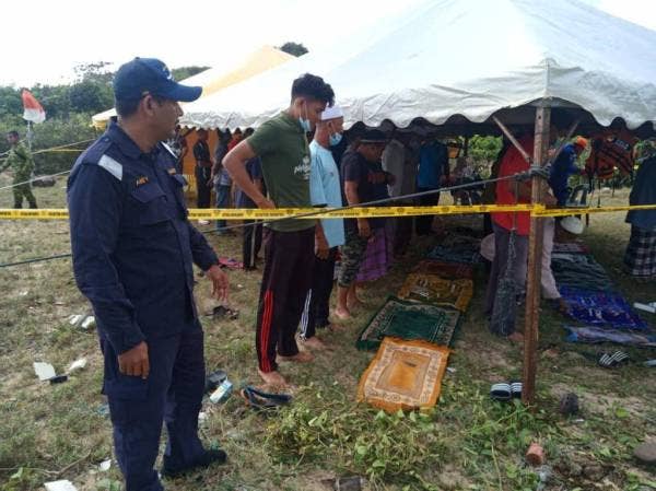 Masyarakat setempat mengadakan solat hajat bagi mendoakan pencarian tersebut berjalan lancar di lokasi Pantai Jambu Bongkok pada Sabtu.