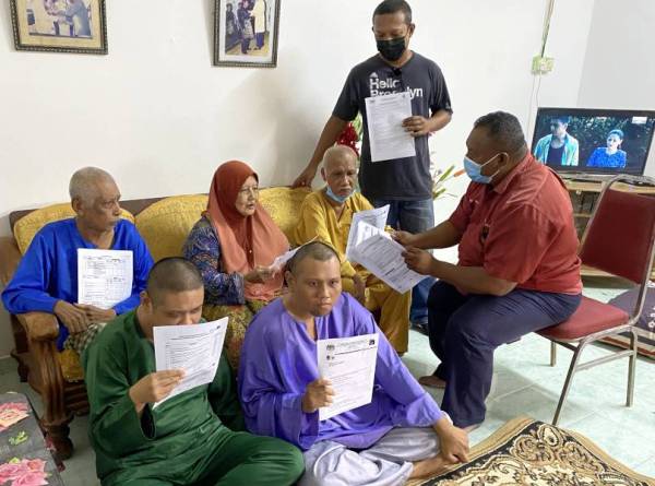 Zainah yang ditemui di kediamannya di Taman Sri Penggaram Penggaram menyatakan dia mengambil tanggungjawab menjaga keempat-empat mereka sepenuhnya setelah suaminya, Mohd Palil Abd Rahman, meninggal dunia pada bulan Mac lepas. - Foto Bernama