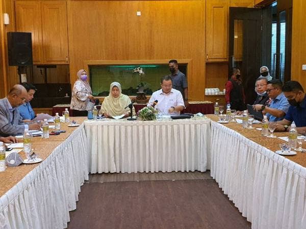 Zuraida (kiri) menghadiri mesyuarat bersama Exco Perumahan Negeri Kedah berhubung masalah PPR Ayer Hitam di Jerlun, Kedah pada Sabtu.