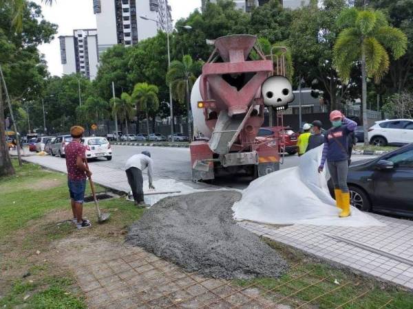 Tindakan menyimen bahagian siar kaki dengan rumput oleh penjaja di Bandar Sri Permaisuri. - Foto FB Abam Penguatkuasa.