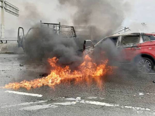 Dua kenderaan terbakar selepas kemalangan di Jalan Rasah - Port Dickson.