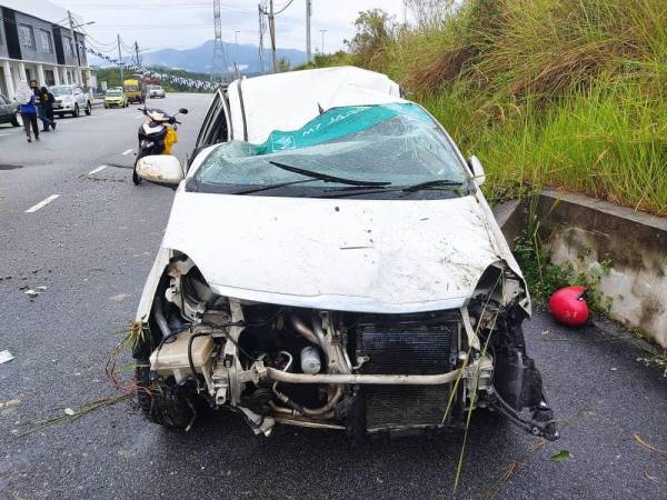 Keadaan kereta yang terbabit dalam nahas di Kilometer 62.8 Jalan Ipoh - Kuala Lumpur hari ini.