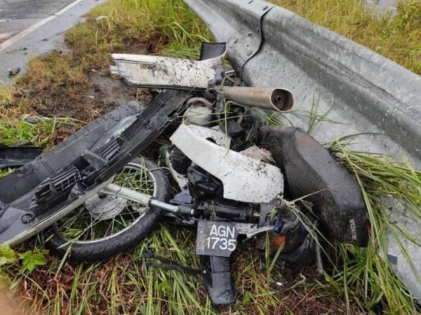Motosikal dinaiki mangsa remuk selepas dirempuh sebuah kereta di Kilometer 62.8 Jalan Ipoh - Kuala Lumpur hari ini.
