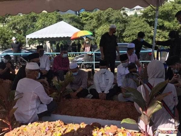 Jenazah bekas Timbalan Menteri Penerangan Datuk Railey Jeffrey selamat dikebumikan di Tanah Perkuburan Islam Bukit Kiara di sini kira-kira 10.30 pagi tadi. -Foto Bernama