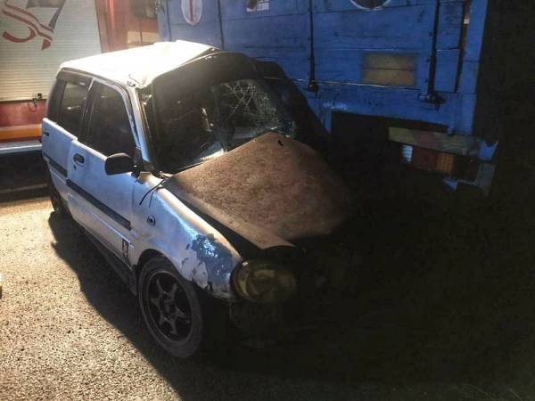 Keadaan kereta Produa Kancil milik mangsa yang melanggar belakang lori treler di KM4,Jalan Bentong ke Gombak pada Ahad.
(FOTO : Ihsan Polis)