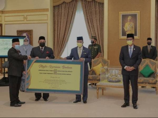 Sultan Sallehuddin (dua dari kanan) berkenan mengurniakan sembilan set bantuan keperluan belajar kepada sekolah terpilih pada satu majlis yang diadakan di Istana Anak Bukit pada Ahad. Turut berangkat Tengku Sarafudin Badlishah (kanan).
