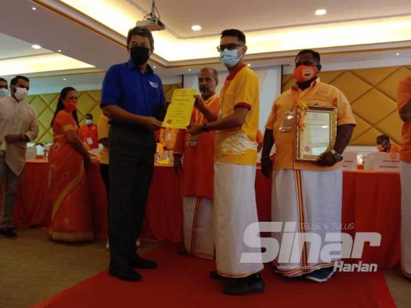 Mohamad (depan, kiri) menyampaikan sijil watikah pelantikan gerak Sakti Troopers.