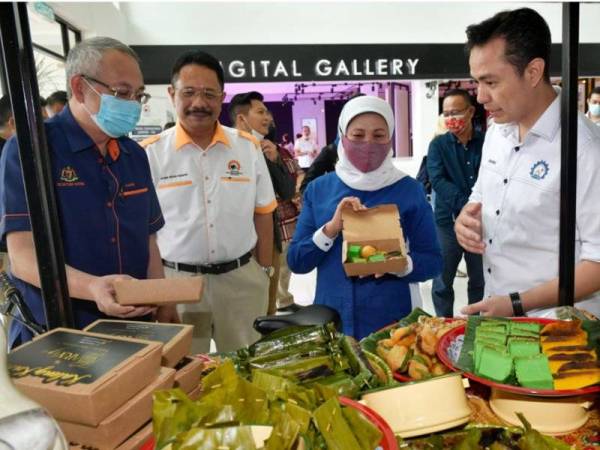Nancy Shukri melihat pembungkusan kuih muih tempatan mengguna kotak khas pada lawatan rasmi ke Centre of Technical Excellence Sarawak (CENTEXS) hari ini. - Foto Bernama