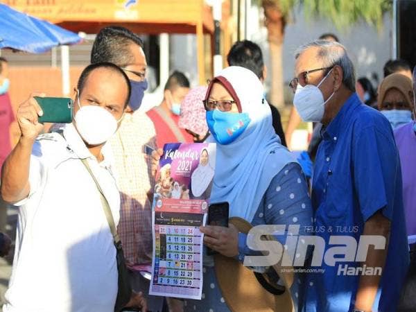 Orang ramai turut mengambil peluang beramah mesra dan bergambar dengan Ahli Parlimen Kuantan itu.