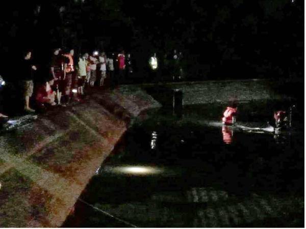 Anggota dari Balai Bomba dan Penyelamat Mantin mencari mangsa yang tergelincir ke dalam kolam takungan air di sebuah kilang ayam di Mantin pada Sabtu. - Foto ihsan bomba