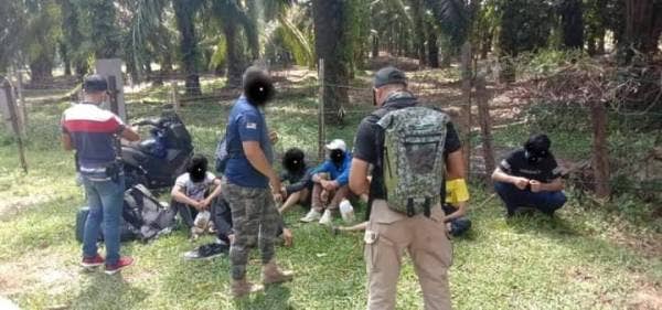 Lapan individu yang ditahan selepas disyaki menceroboh Air Terjun Sungai Pelepah Kiri, Hutan Simpan Kekal Panti Kota Tinggi pada Ahad. - Foto Jabatan Perhutanan Negeri Johor.