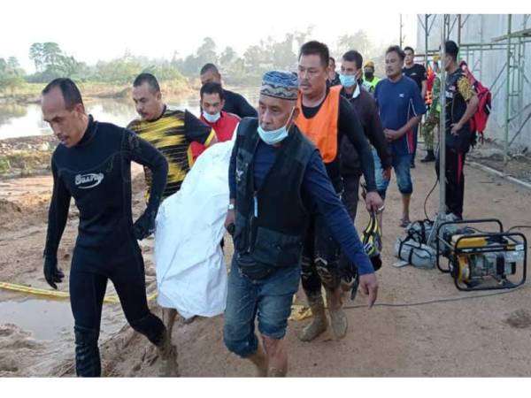 Mayat mangsa, Amirul Mukminin Mohd Izuha ditemukan pada jam 7.50 pagi Isnin oleh pasukan bomba yang menjalankan operasi mencari dan menyelamat (SAR) sejak Ahad. FOTO: BOMBA KELANTAN