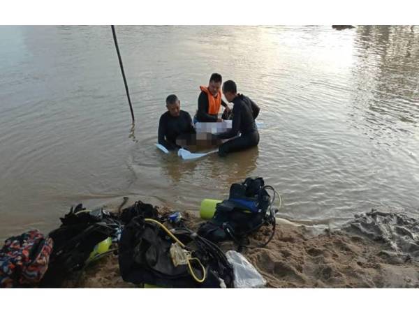 Mayat mangsa, Amirul Mukminin Mohd Izuha ditemukan pada jam 7.50 pagi Isnin oleh pasukan bomba yang menjalankan operasi mencari dan menyelamat (SAR) sejak Ahad. FOTO: BOMBA KELANTAN