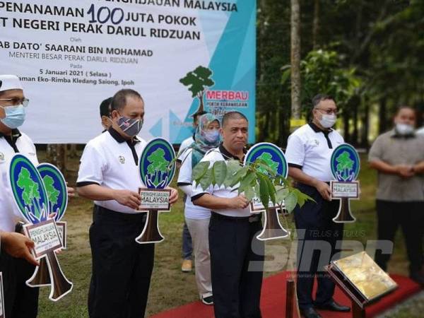 Saarani (dua dari kanan) pada program Penghijauan Malaysia melalui Kempen Penanaman 100 juta pokok peringkat negeri Perak di Taman Eko Rimba Kledang Saiong di Bandar Meru Raya, Ipoh pada Isnin.