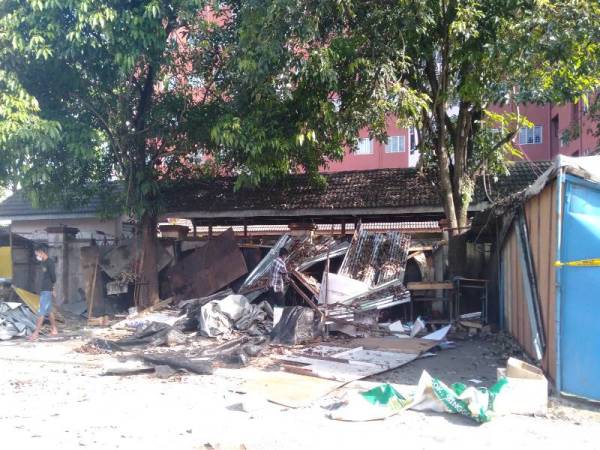  Antara gerai yang sempat dirobohkan MBSJ dalam operasi berkenaan pada Isnin. 