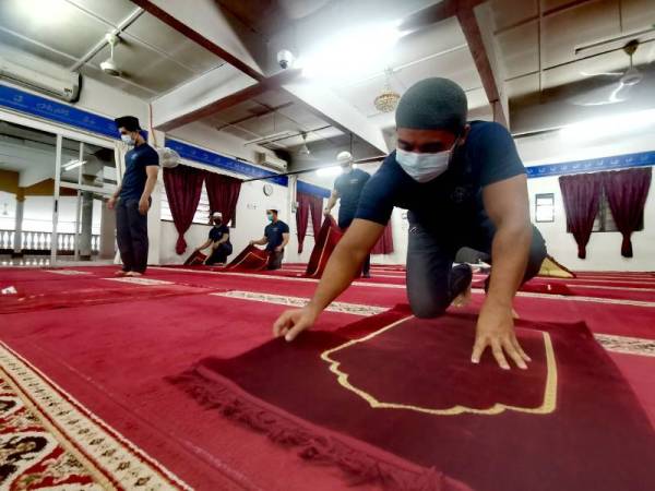 Shahrul Ridzuan seronok membantu kerja-kerja masjid.