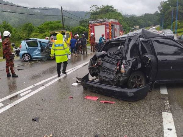 Kemalangan membabitkan lima kenderaan Kilometer 3 Jalan Bentong ke Raub pada Isnin.- Foto Ihsan polis