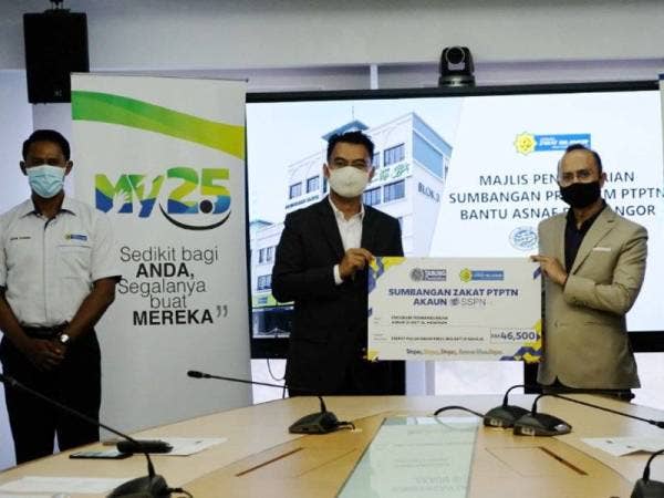 Saipolyazan (dua dari kanan) menerima replika cek dari Ahmad Dasuki sebagai simbolik penyerahan dalam satu majlis di Shah Alam pada Isnin.