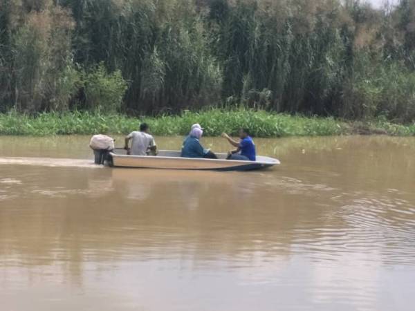 Pasukan penyiasat JAS menjalankan siasatan selepas menerima aduan ikan mati di Sungai Tumboh. - Foto ihsan JAS