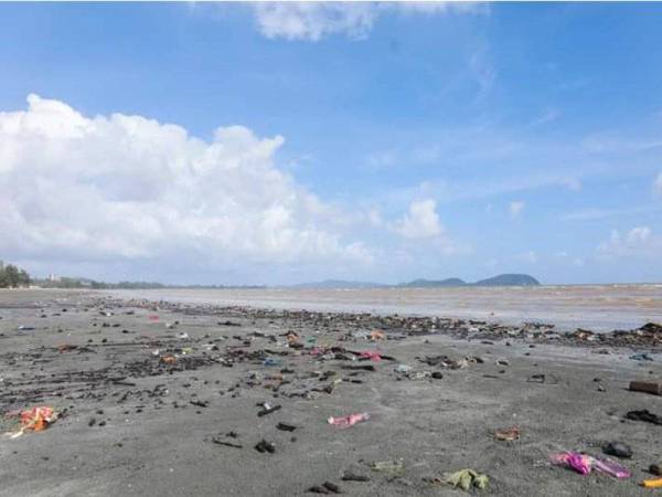 Keadaan pantai di Mersing yang dicemari sampah sarap. - Foto: Ihsan Facebook Sultan Ibrahim Sultan Iskandar