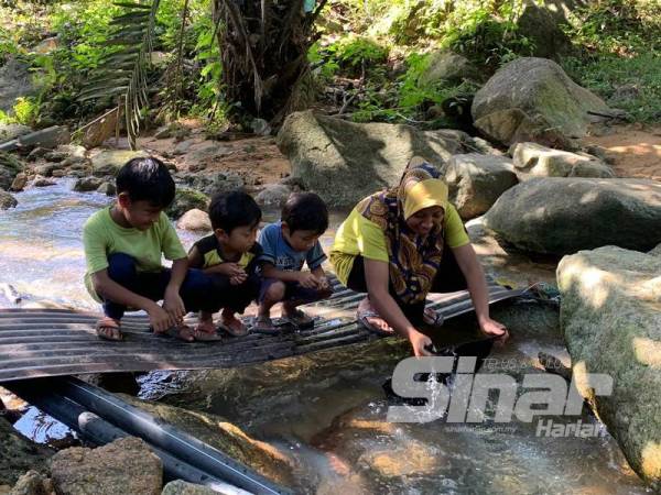 Siti Azlina menggunakan sepenuhnya air terjun yang terletak di depan rumahnya untuk kegunaan harian mereka sekeluarga.