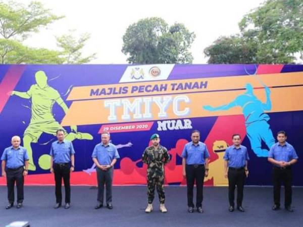 Tunku Ismail (tengah), Reezal Merican (tiga dari kanan) dan Hasni (tiga dari kiri) selepas menyempurnakan Majlis Pecah Tanah TMIYC Muar, di Muar pada Selasa. - Foto Facebook HRH Crown Prince of Johor