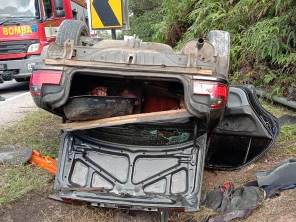 Keadaan kereta mangsa yang terbabas dan terbalik di selekoh KM 21 Jalan Gua Musang-Kuala Krai pada Selasa.