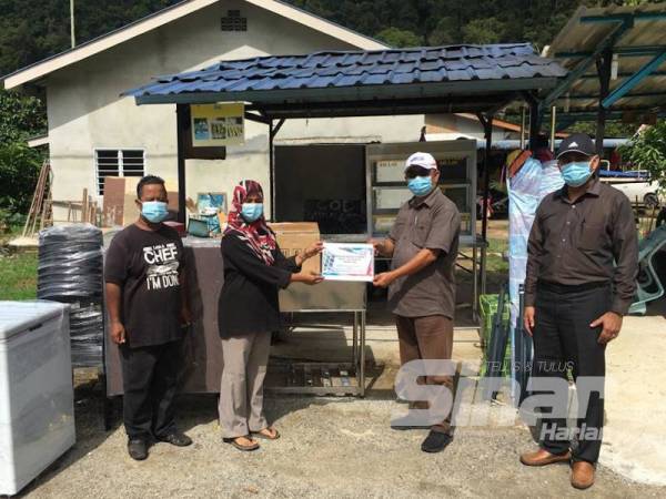 Timbalan Pengurus Besar (Operasi) KEDA, Azmi Shafie (dua dari kanan) menyerahkan bantuan projek ekonomi KEDA kepada peserta di Langkawi baru-baru ini.
Timbalan Pengurus Besar (Operasi) KEDA, Azmi Shafie (dua dari kanan) menyerahkan bantuan projek ekonomi KEDA kepada peserta di Langkawi baru-baru ini.