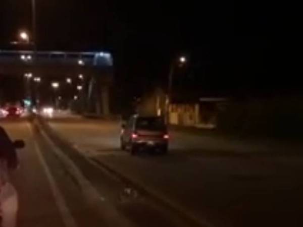Rakaman video memaparkan sebuah kereta yang dipandu secara melawan arus di Kilometer 1 Jalan Banting Jugra pada Selasa. - Foto Viral Facebook