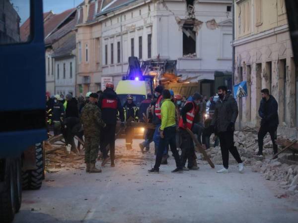 Pekerja membersihkan serpihan selepas gempa bumi berlaku di Petrinja. - Foto Xinhua