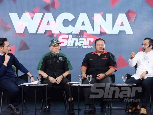 Moderator, Ismail Adnan (kiri) bersama panelis, Datuk Nadzim Johan, Mohd Hafis Khairulah dan Datuk Dr Asyraf Wajdi Dusuki pada Wacana Sinar Edisi ke 220 di Kumpulan Karangkraf pada Selasa. FOTO: ROSLI TALIB