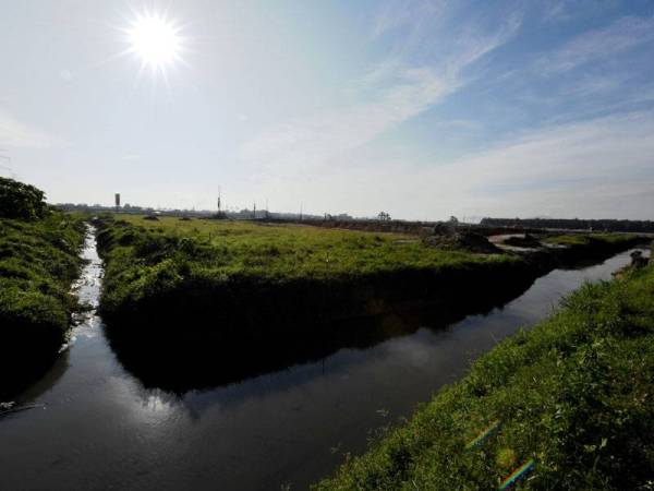 Sungai Kereh di sini tercemar akibat najis babi yang mengalir dari ladang di Kampung Selamat yang jaraknya kira-kira lima kilometer dari Kampung Air Melintas Kecil.