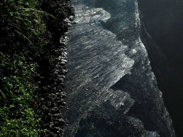 Kelihatan Sungai Kereh tercemar akibat pencemaran najis babi yang mengalir dari ladang di Kampung Selamat yang jaraknya kira-kira lima kilometer dari Kampung Air Melintas Kecil.