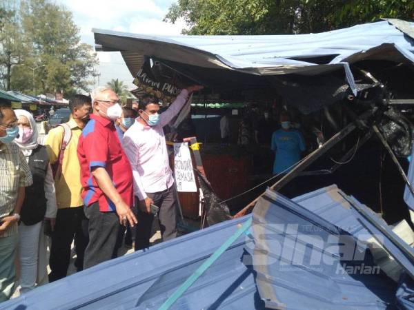 Noh (dua dari kiri) ketika meninjau struktur gerai yang dirobohkan oleh MBSJ.