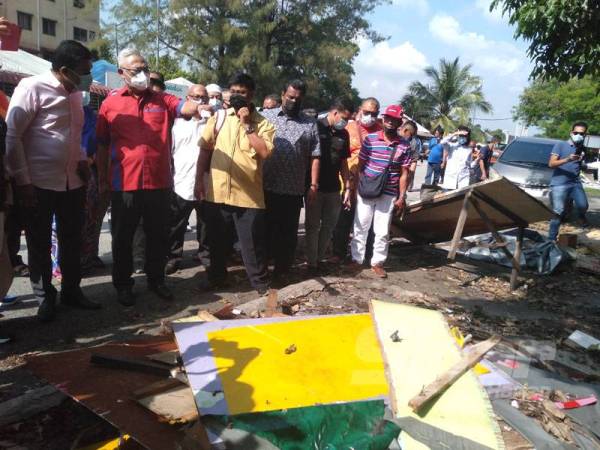 Noh melihat keadaan gerai yang dirobohkan MBSJ dalam operasi Isnin lalu.