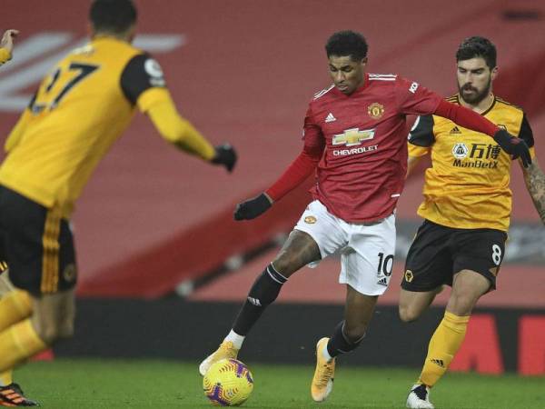 Rashford melepasi kawalan pertahanan Wolves pada perlawanan berkenaan.