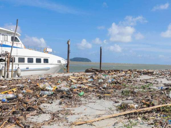 Kawasan Mersing yang dipenuhi dengan sampah sarap . Foto - FB Sultan Ibrahim Sultan Iskandar