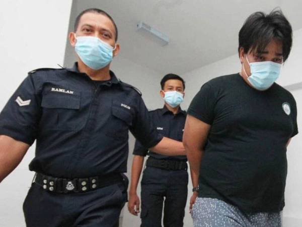 Tertuduh, Saifulamirullah (kanan) juga penolong pengurus cawangan pasar raya sebuah koperasi yang berdepan 116 pertuduhan pecah amanah membabitkan wang tunai hasil jualan berjumlah RM364,913.50.