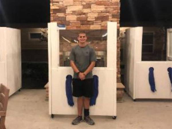 McCain mencipta tiga 'bilik pelukan' untuk pusat jagaan warga emas. - Foto CNN