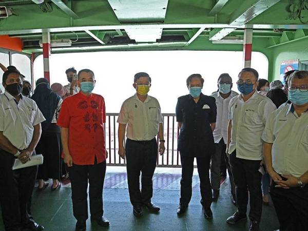 Kon Yeow (tiga dari kiri) bersama Teik Cheng (dua dari kiri) ketika meninjau hari-hari terakhir penggunakan feri ikonik di negeri ini.