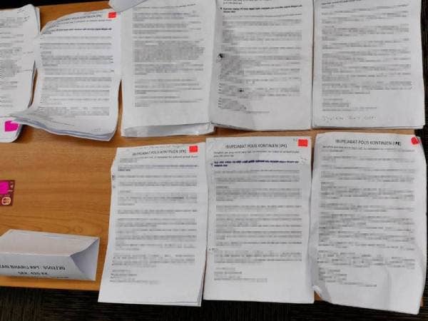 Polis merampas 37 set skrip yang digunakan untuk memperdaya mangsa.