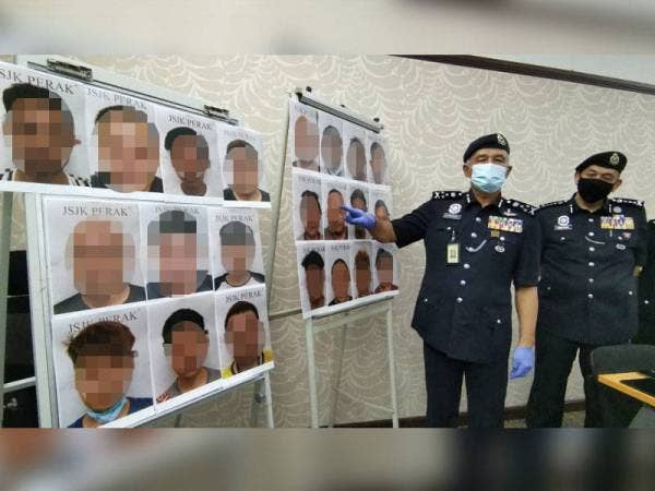 Zainuddin bersama Ketua Polis Perak, Datuk Mior Faridalathrash Wahid menunjukkan sebahagian ahli sindiket macau scam yang berjaya ditahan.
