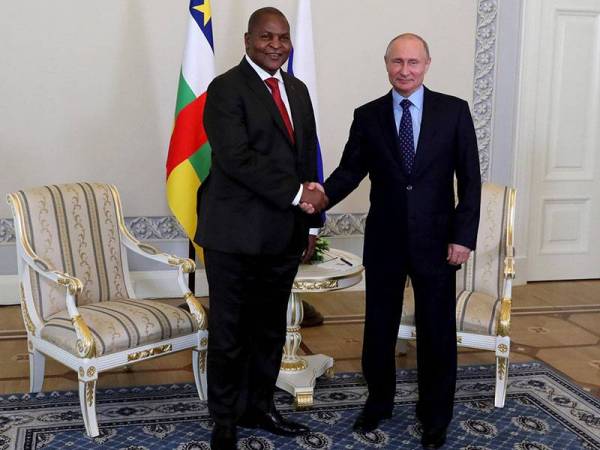 Presiden Rusia, Vladmir Putin (kiri) menjalin hubungan yang rapat dengan Presiden Afrika Tengah, Faustin Archange Touadera. - Foto AFP