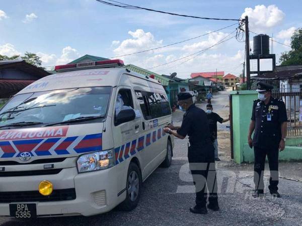Ambulans yang keluar dari pekarangan lokasi Kluster Halban bagi membawa pesakit Covid-19 dari penempatan mereka ke HRPZ II bagi menjalani rawatan lanjut.