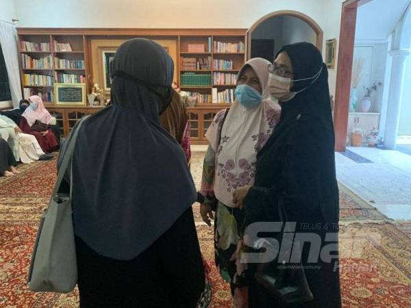 Che Fatimah (kanan) ketika ditemui di kediamannya di Kampung Padang Bongor Binjai pada Khamis.