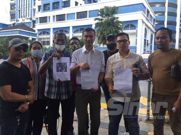 Zulhafiz (dua dari kanan) bersama ahli Gerak Ekonomi Anak Melayu Keramat membuat laporan polis berhubung isu kartel daging sejuk beku import haram di Balai Polis Dang Wangi, Kuala Lumpur pada petang Khamis.