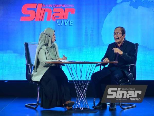 Dr Mohd Roslan (kanan) membincangkan topik ‘Kanser Bukan Penamat Kehidupan’ ketika menjadi panel Sinar Live yang menampilkan Haslina AR Kamaludin sebagai moderator di Studio Karangkraf pada Rabu. - FOTO SINAR HARIAN ASRIL ASWANDI SHUKOR