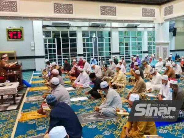 Penganjuran tersebut mengikut SOP bagi mencegah Covid-19 dengan memakai pelitup separuh muka dan penjarakan fizikal selain menulis nama pada buku rekod kehadiran.