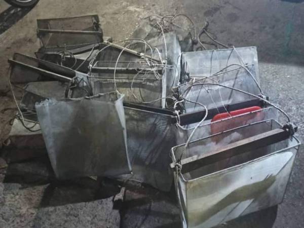 Sebahagian tangguk tangan yang digunakan bagi aktiviti mencuri anak kerang di perairan Sabak Bernam disita dalam serbuan pada Jumaat.