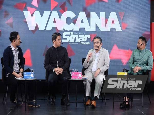 Firdaus (dua kiri), Zainul Rijal (dua kanan), Adam (kanan) bergandingan sebagai panelis pada Wacana Edisi 221 bertajuk 'Isu murtad: Mudahnya kita jatuhkan hukum' yang dikendalikan Ismail dan disiarkan secara langsung di Facebook Sinar Harian pada Khamis.